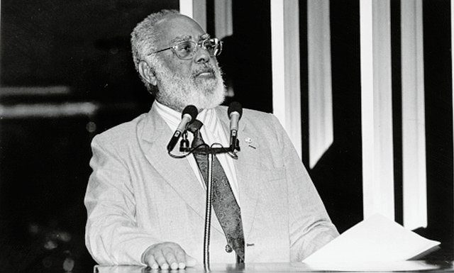 Abdias do Nascimento exerceu mandato de senador de 1997 a 1999. Apresentou vários projetos com objetivo de combater o racismo e a discriminação da população afrodescendente brasileira.

Nasceu em 1914, em Franca, interior de São Paulo, morreu em 2011. Foi pioneiro do movimento negro no Brasil nos anos 1930.

Foto: Senado Federal