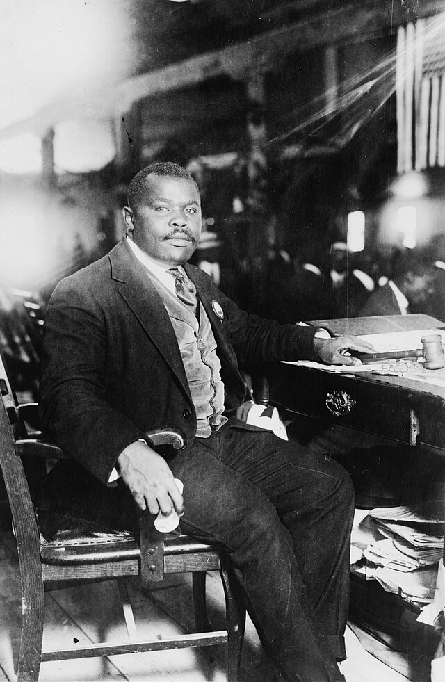 Marcus Garvey, National Hero of Jamaica, full-length, seated at desk. Foto: Wikimedia Commons