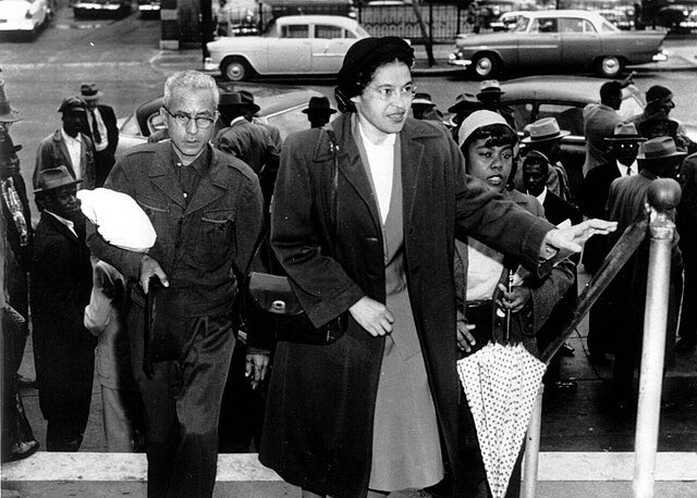 Rosa Parks arrives at circuit court to be arraigned in the racial bus boycott, Feb. 24, 1956 in Montgomery, Ala. The boycott started last Dec. 5, when Mrs. Parks was fined for refusing to move to the black section of a city bus. (AP Photo) Foto: Wikimedia Commons

