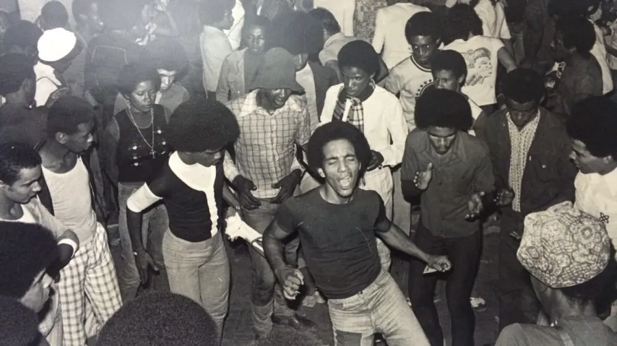 Um retrato de um dos bailes black que aconteciam no Rio de Janeiro na década de 1970 - Almir Veiga/ Divulgação