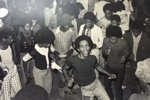 Um retrato de um dos bailes black que aconteciam no Rio de Janeiro na década de 1970 - Almir Veiga/ Divulgação